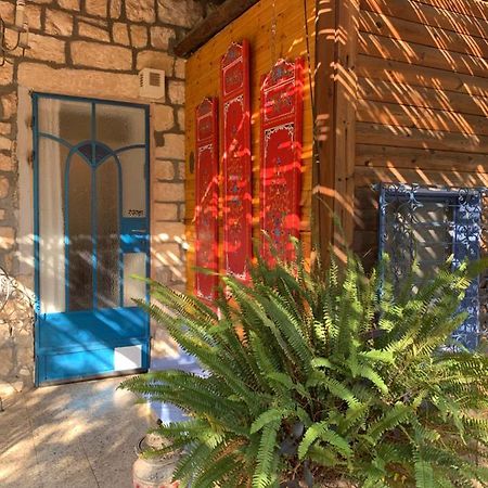 בית האבן העתיק מ-1885 עם מגונית פרטית בחצר Rosh Pinna Exterior foto