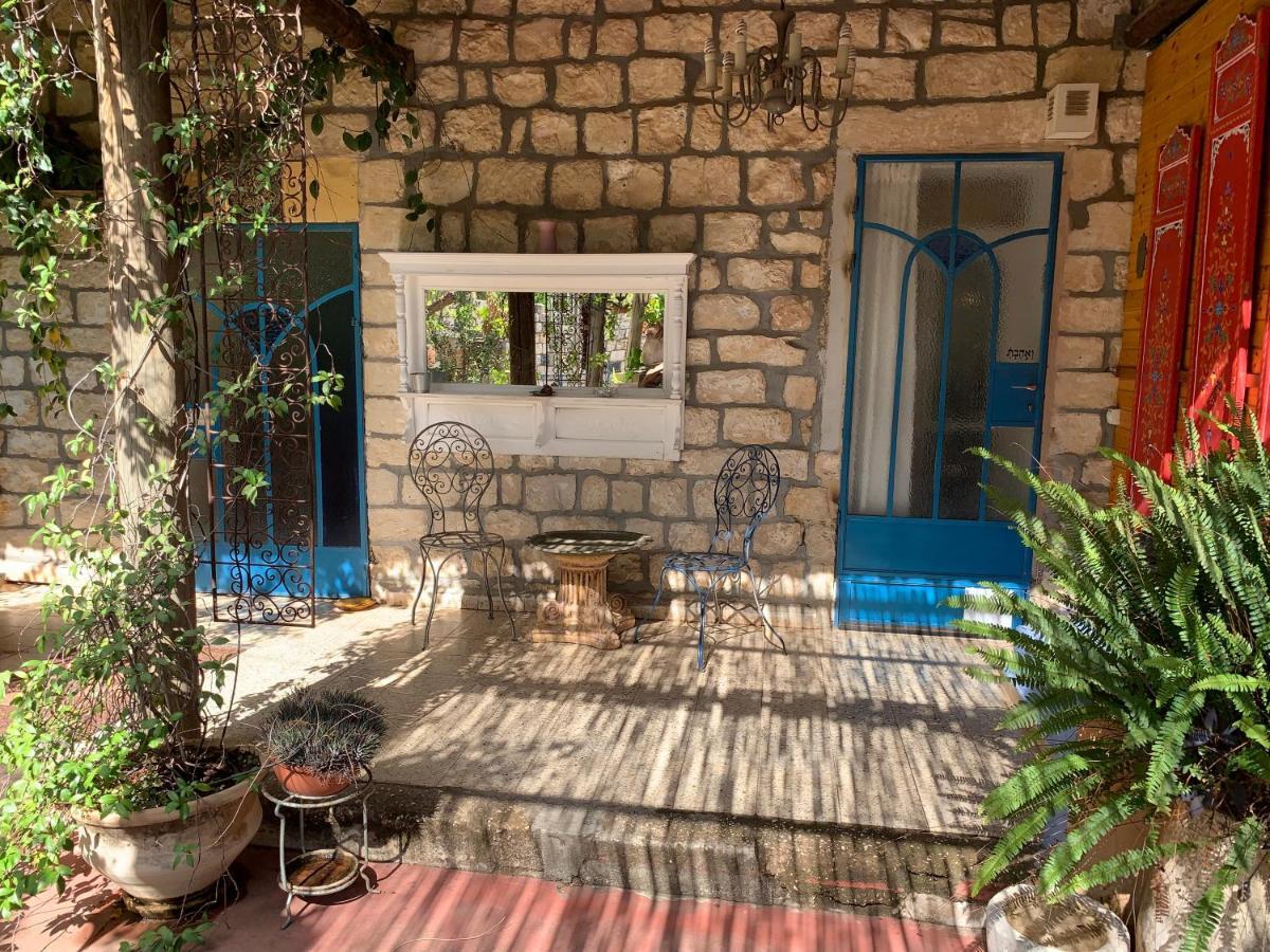 בית האבן העתיק מ-1885 עם מגונית פרטית בחצר Rosh Pinna Exterior foto