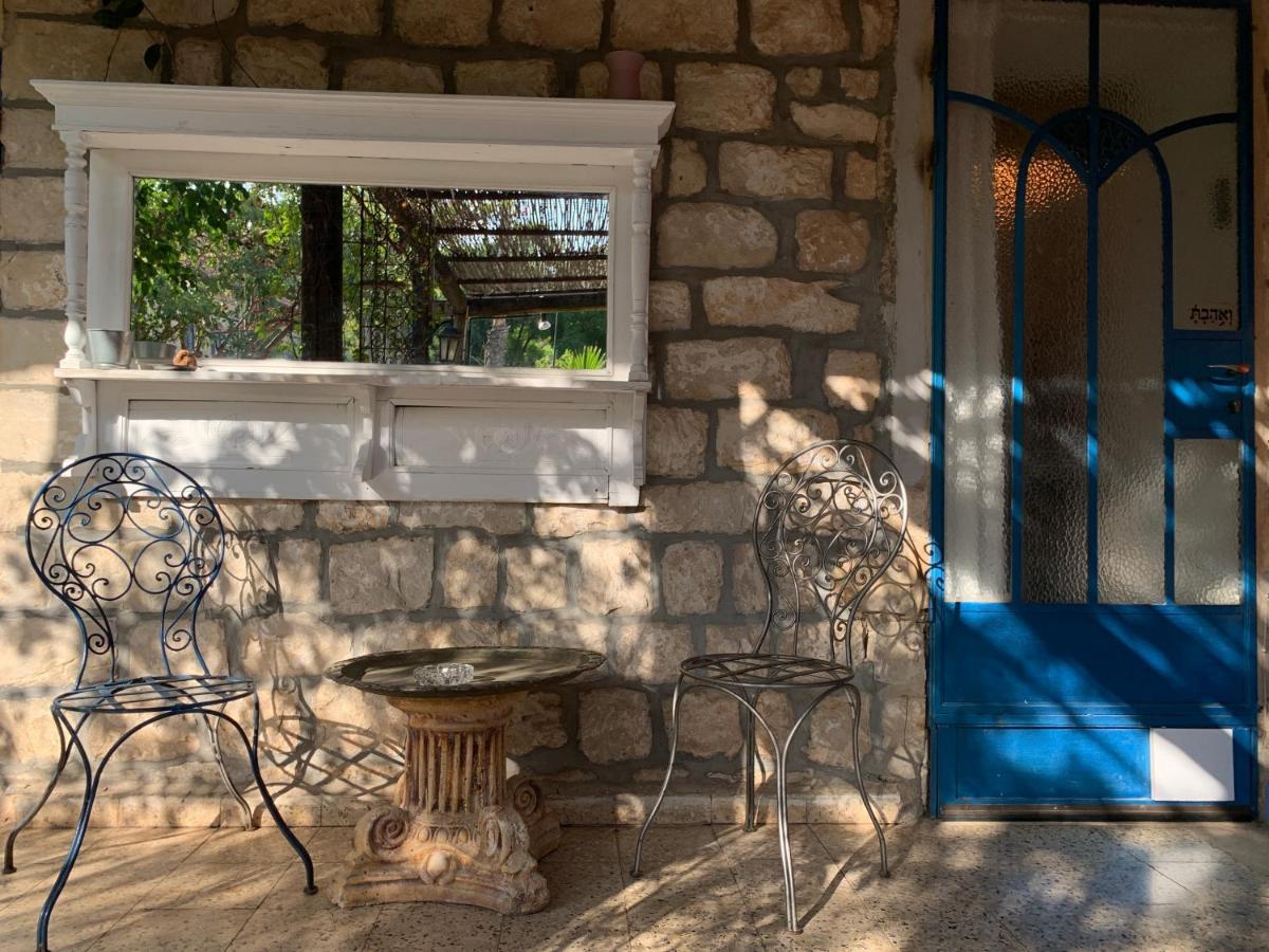 בית האבן העתיק מ-1885 עם מגונית פרטית בחצר Rosh Pinna Exterior foto