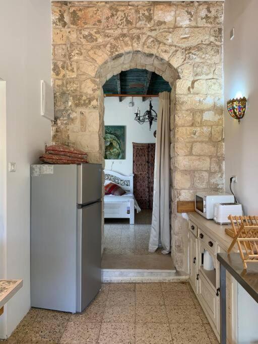 בית האבן העתיק מ-1885 עם מגונית פרטית בחצר Rosh Pinna Exterior foto