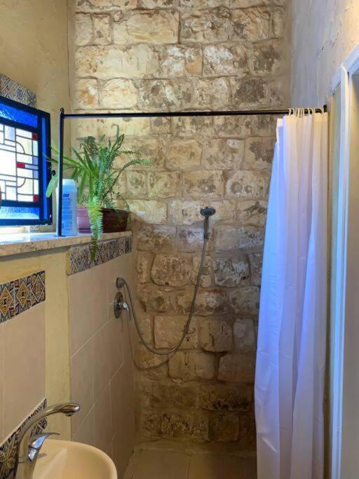 בית האבן העתיק מ-1885 עם מגונית פרטית בחצר Rosh Pinna Exterior foto