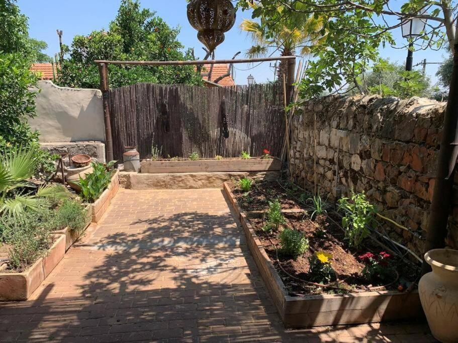 בית האבן העתיק מ-1885 עם מגונית פרטית בחצר Rosh Pinna Exterior foto